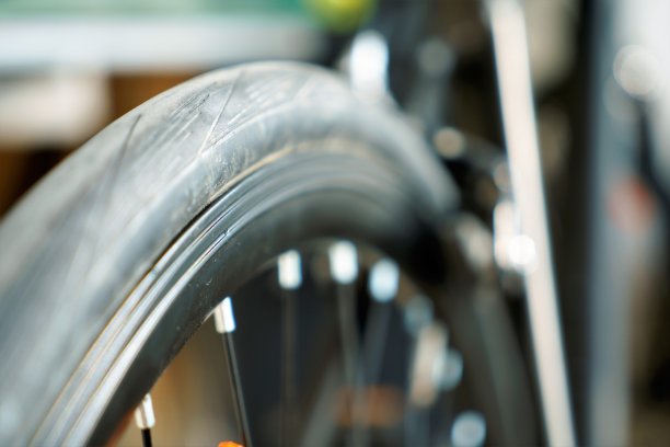 公路自行车车轮特写图片下载