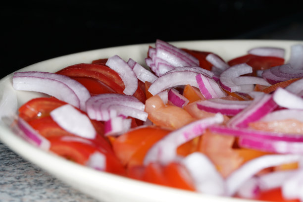 洋葱番茄沙拉配洗过的番茄和去皮的洋葱图片下载