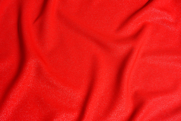 豪华红色丝织物的质感。在设计工作中，在一个彩色的背景上布置国旗以供培训。图片下载