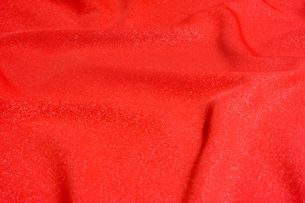 豪华红色丝织物的质感。在设计工作中，在一个彩色的背景上布置国旗以供培训。图片下载