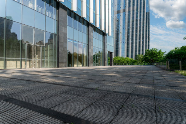 现代办公大楼前的空地图片下载