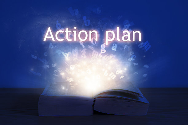 打开有行动计划题词的书。光来自开卷的文字行动计划。图片下载