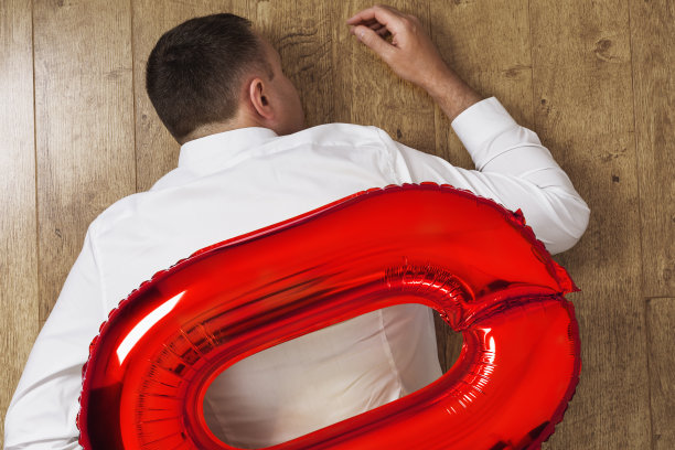 地板上的人被零压扁了，俯视图。归零的概念图片下载