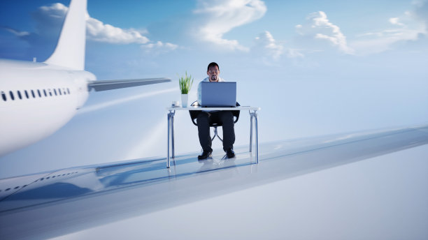 年轻忙碌的商人在飞行飞机上工作。一名非洲男性正盯着桌上笔记本电脑的屏幕。创造性的工作空间的概念。3 d渲染。图片下载