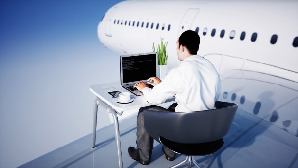 年轻忙碌的商人在飞行飞机上工作。一名非洲男性正盯着桌上笔记本电脑的屏幕。创造性的工作空间的概念。3 d渲染。图片下载