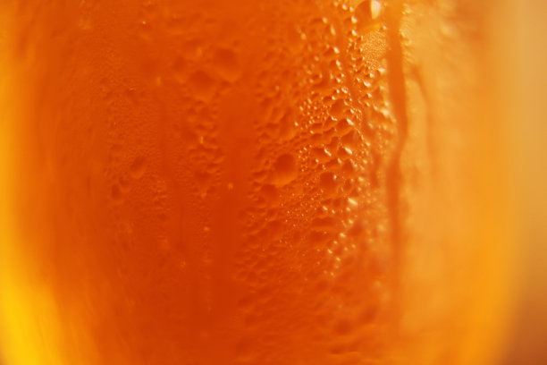 冰冻啤酒倒入玻璃杯的特写照片图片下载