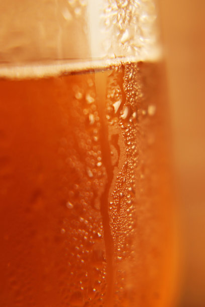 冰冻啤酒倒入玻璃杯的特写照片图片下载