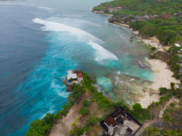 努沙·希宁根岛美丽的海岸线。印度尼西亚。鸟瞰图图片下载