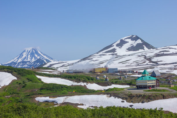 穆特诺夫斯基火山脚下的地热发电站图片下载