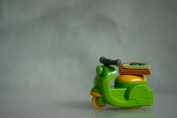 网上订餐快递，由摩托车送至家中。商业和食品配送在线与城市的生活理念图片下载