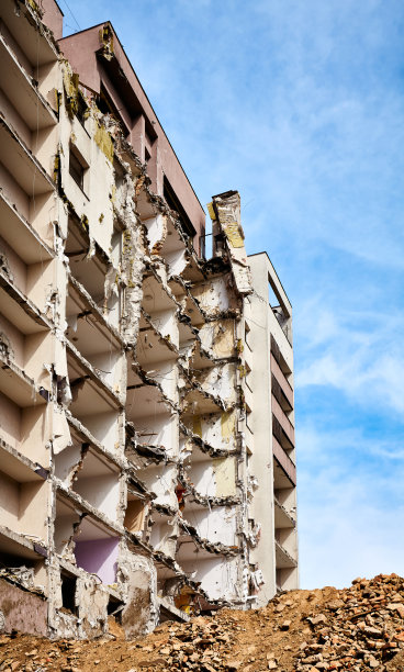 在蓝天的映衬下，拆毁了高楼大厦。图片下载