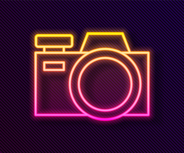 发光的霓虹灯线照片相机图标孤立在黑色背景。与相机图标。向量图片下载