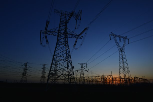 夜间输电塔的剪影图片下载