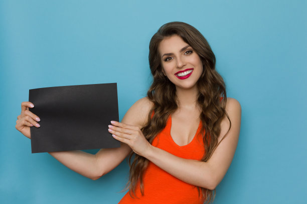 快乐美丽的女人与黑色海报图片下载