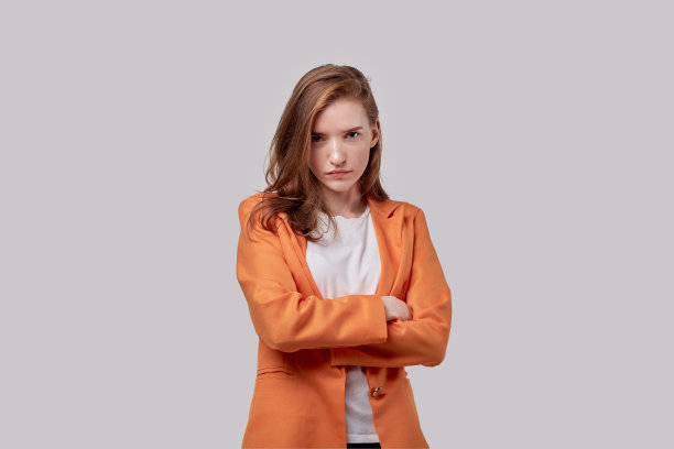 穿休闲装的女孩。那个生气的女孩把双臂交叉放在胸前图片下载