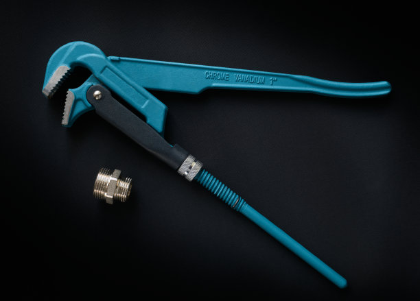 黑色背景dm上用于柔性软管的活动扳手和适配器图片下载