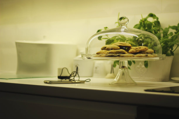 现代化的房子，桌上的饼干和手机。图片下载