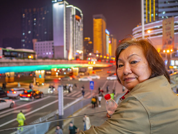 中国湖南长沙市晚上亚洲资深女性的肖像照片。图片下载