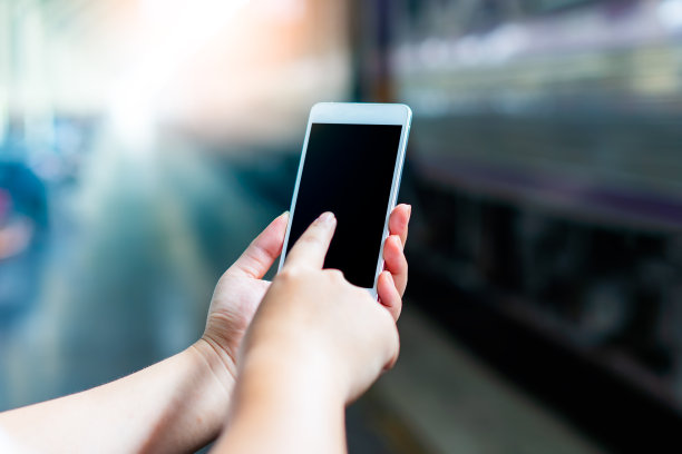 年轻聪明的单身女性旅游旅行使用手机应用计划，搜索信息，组织旅行，预订交通，巴士，火车，酒店，航班，通过互联网无现金信用卡技术图片下载