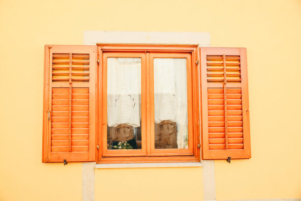 带百叶窗的棕色木窗图片下载