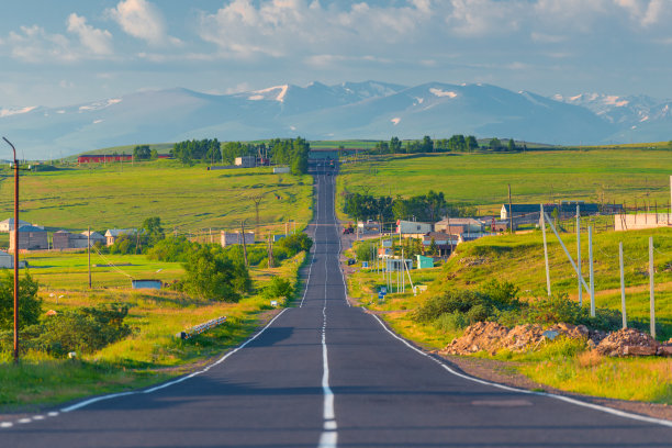 穿越清晨的亚美尼亚村庄直达山区图片下载