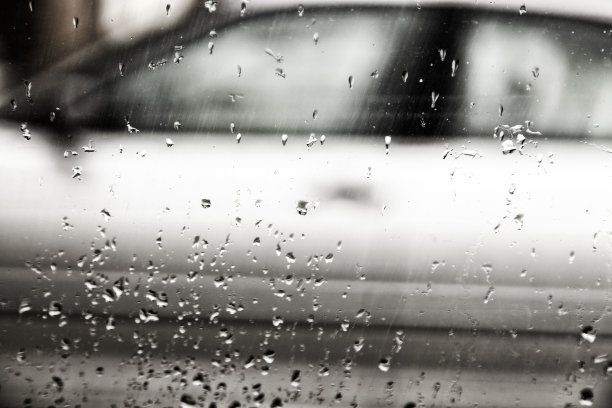雨滴落在玻璃上图片下载
