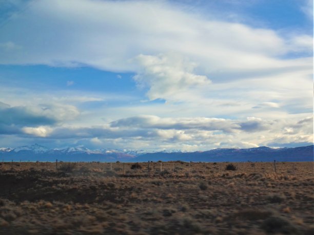 在阿根廷的El Calafate公路旅行，沿途有令人惊叹的景色图片下载