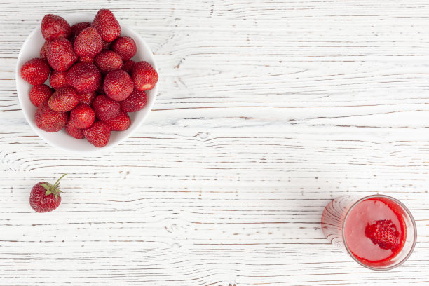 草莓鸡尾酒，一个草莓，白盘子里有草莓图片下载