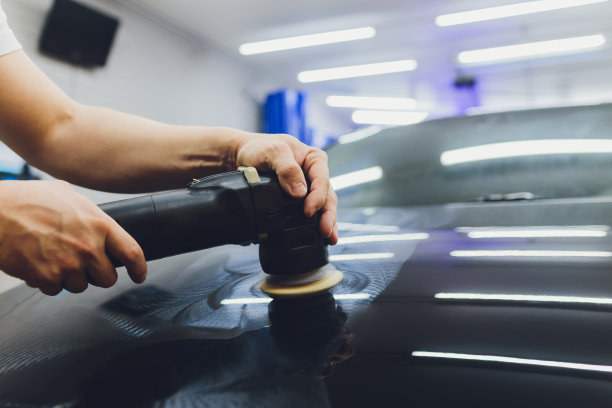 汽车抛光-在修理厂用轨道抛光机对汽车进行抛光。有选择性的重点。图片下载