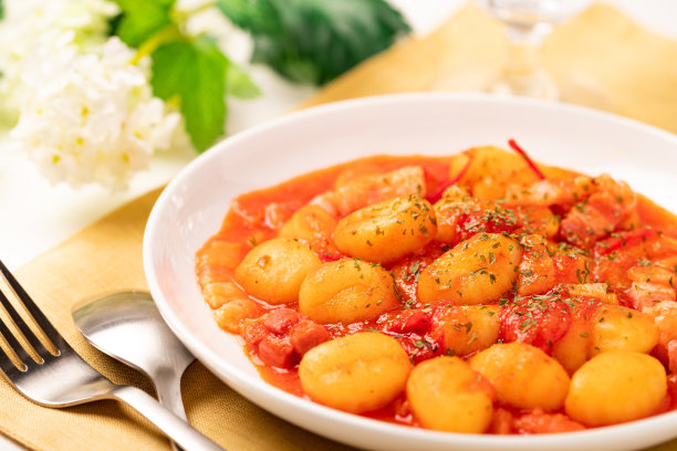 白盘子里的番茄汤圆图片下载