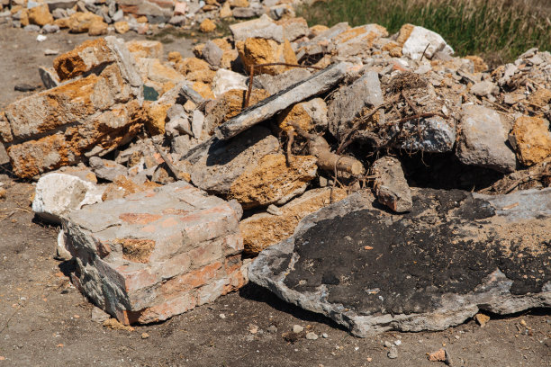 钢筋从一堆废砖中伸出来。环境污染图片下载