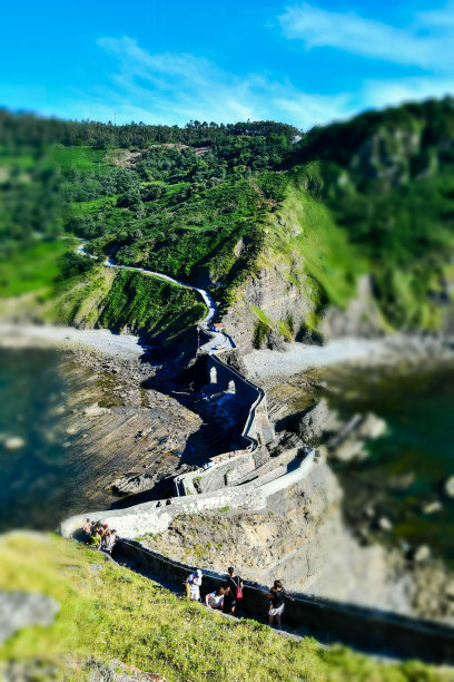 在湖中钓鱼，照片为背景，圣胡安的Gaztelugatxe巴斯克国家西班牙图片下载