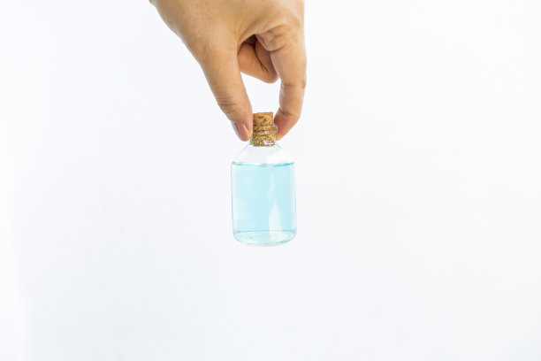 白色背景的玻璃瓶酒精图片下载