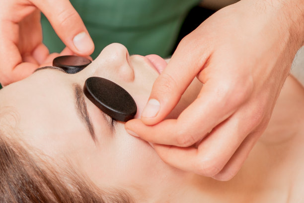 把按摩石放在眼睛上。图片下载