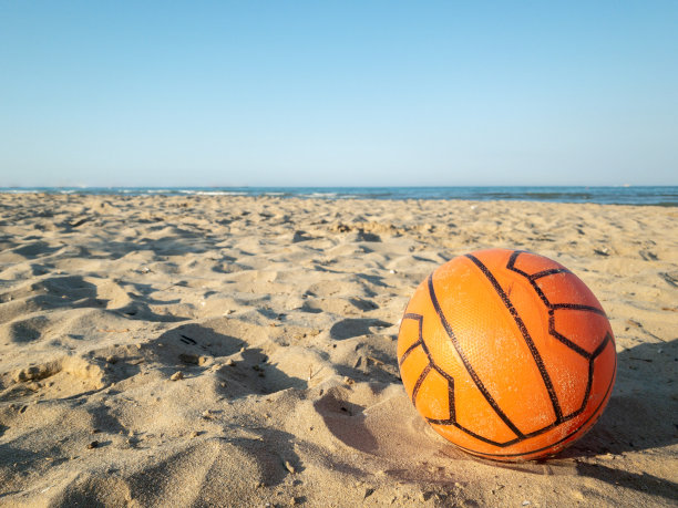 以大海为背景的沙滩球图片下载