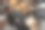 完美的男人。穿着皮夹克的年轻潮人站在房间里。图片下载
