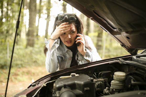 亚洲女人正在呼叫紧急服务图片下载