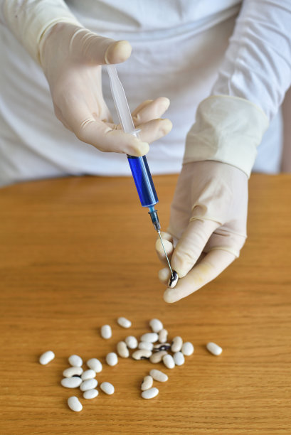 科学家与注射器和芸豆图片下载