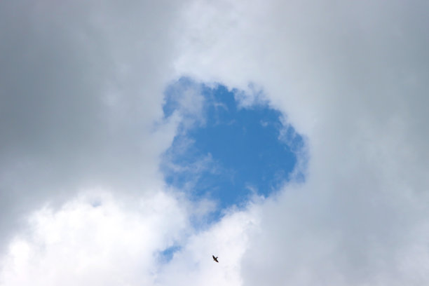 云层中有洞。图片下载