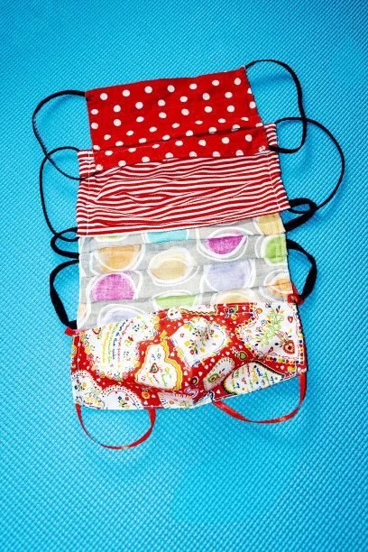 孤立的彩色自制，脸，保护面具在一个蓝色的背景。图片下载