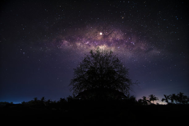 夜晚的景色与色彩斑斓的浅黄色银河满是星星在天空在夏天美丽的宇宙空间背景图片下载