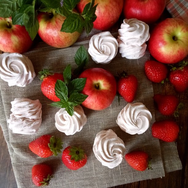 苹果和草莓棉花糖的粗麻布布局图片下载