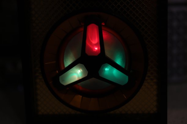 红色和绿色的灯在黑色的背景上图片下载