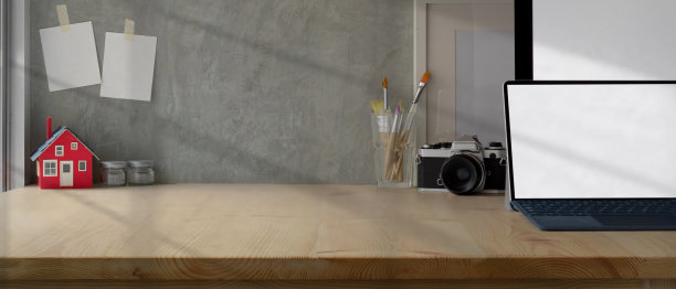 简单的工作台与复制空间，模拟平板电脑，电脑相机，绘画刷和装饰的家庭办公室图片下载