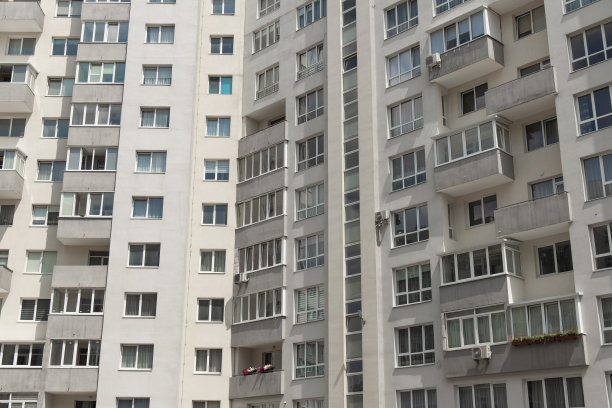 乡村生活公寓建筑建筑背景东欧常见的房子物体丑陋的灰色墙壁和窗户图片下载