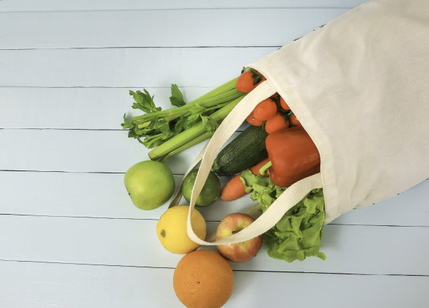 食品杂货在环保袋与蔬菜，其中购物袋和棉花作为环保，平铺作为可持续的生活理念。零浪费食物购物。塑料免费项目图片下载