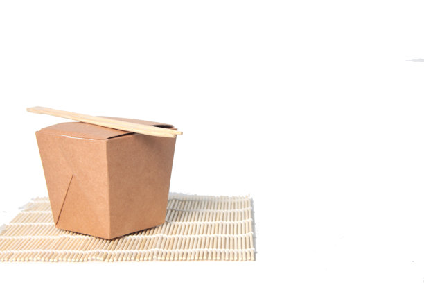 锅盒和中国木筷子在一个垫子上孤立的白色背景图片下载