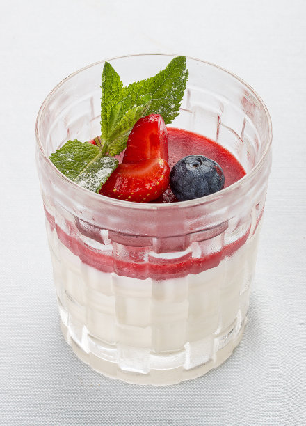 加草莓果冻和浆果的奶油甜点。在白色背景上。图片下载