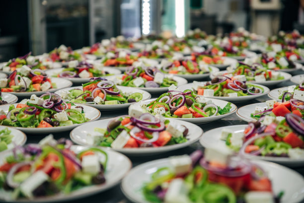 餐馆厨房的白盘子里放着许多希腊沙拉图片下载