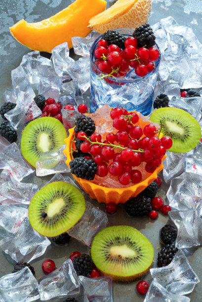 盛满冰镇冷水和新鲜水果的玻璃杯图片下载